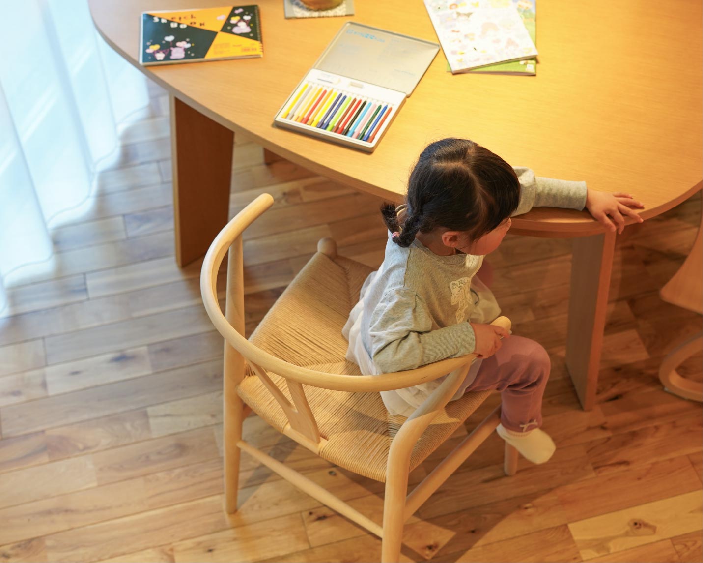 CARL HANSEN & SON （カール・ハンセン＆サン）CH24(Yチェア）4歳の女の子が降りようとしている写真
