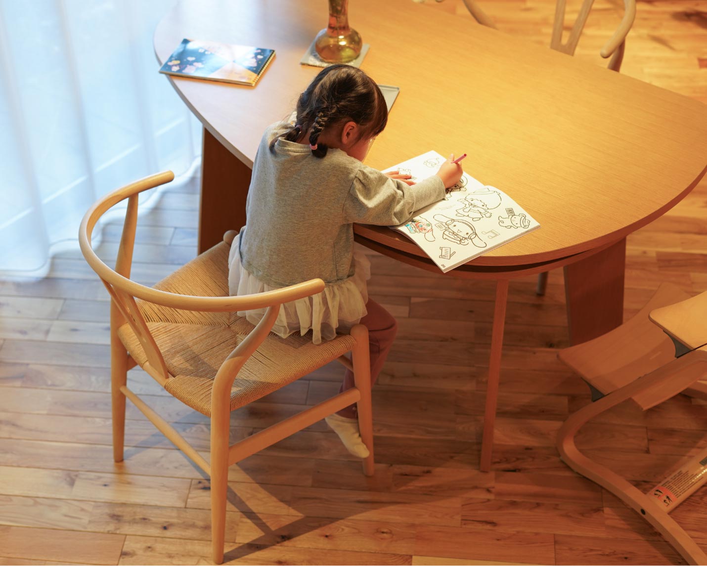 4歳の女の子が座っているCARL HANSEN & SON （カール・ハンセン＆サン）CH24(Yチェア）