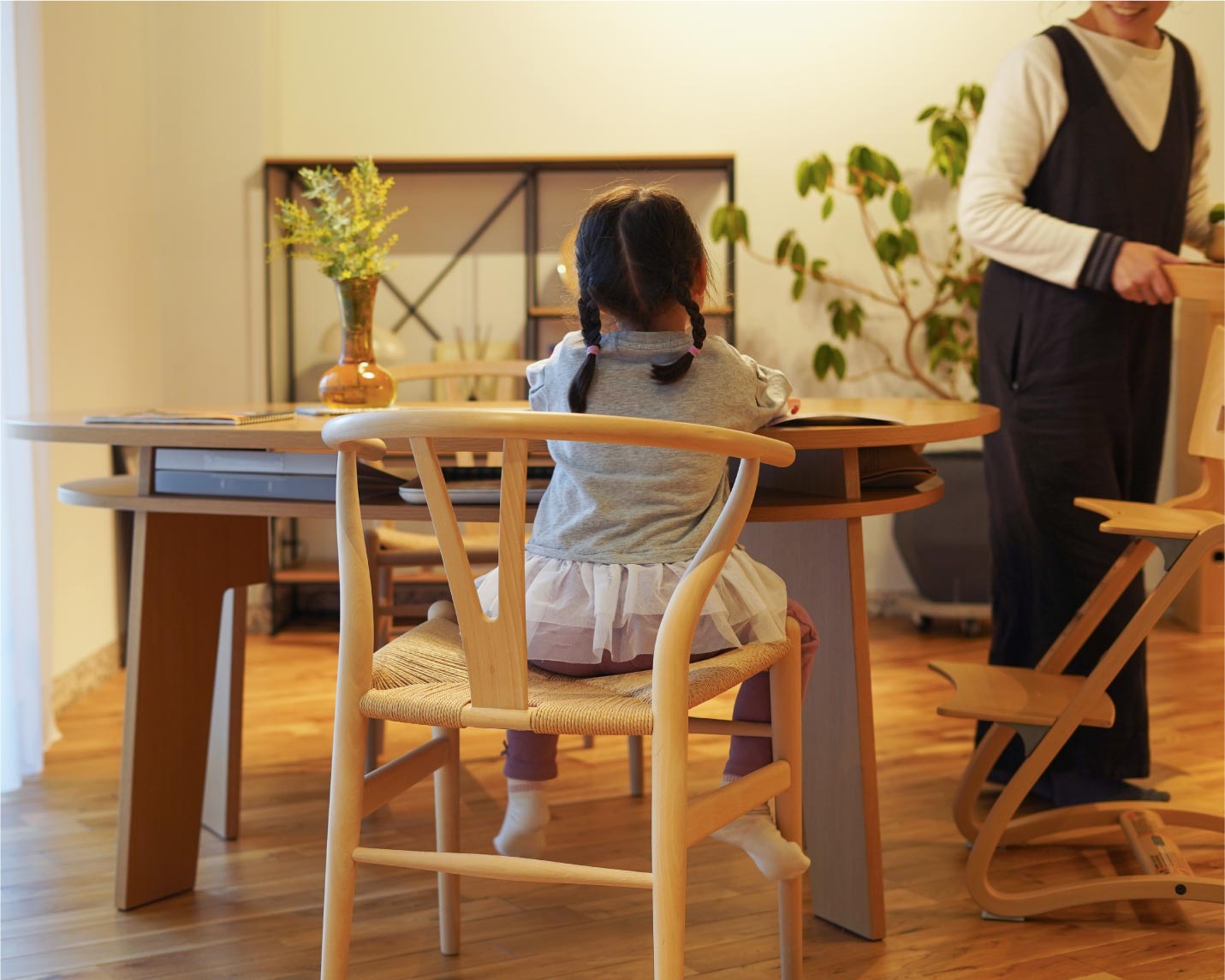 CARL HANSEN & SON （カール・ハンセン＆サン）4歳の女の子が座っているCH24(Yチェア）