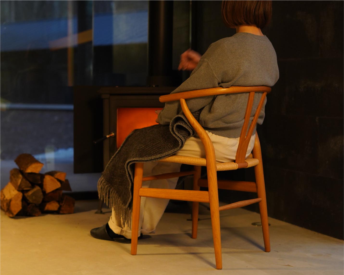 CARL HANSEN & SON （カール・ハンセン＆サン）CH24(Yチェア）に深く腰掛けている様子