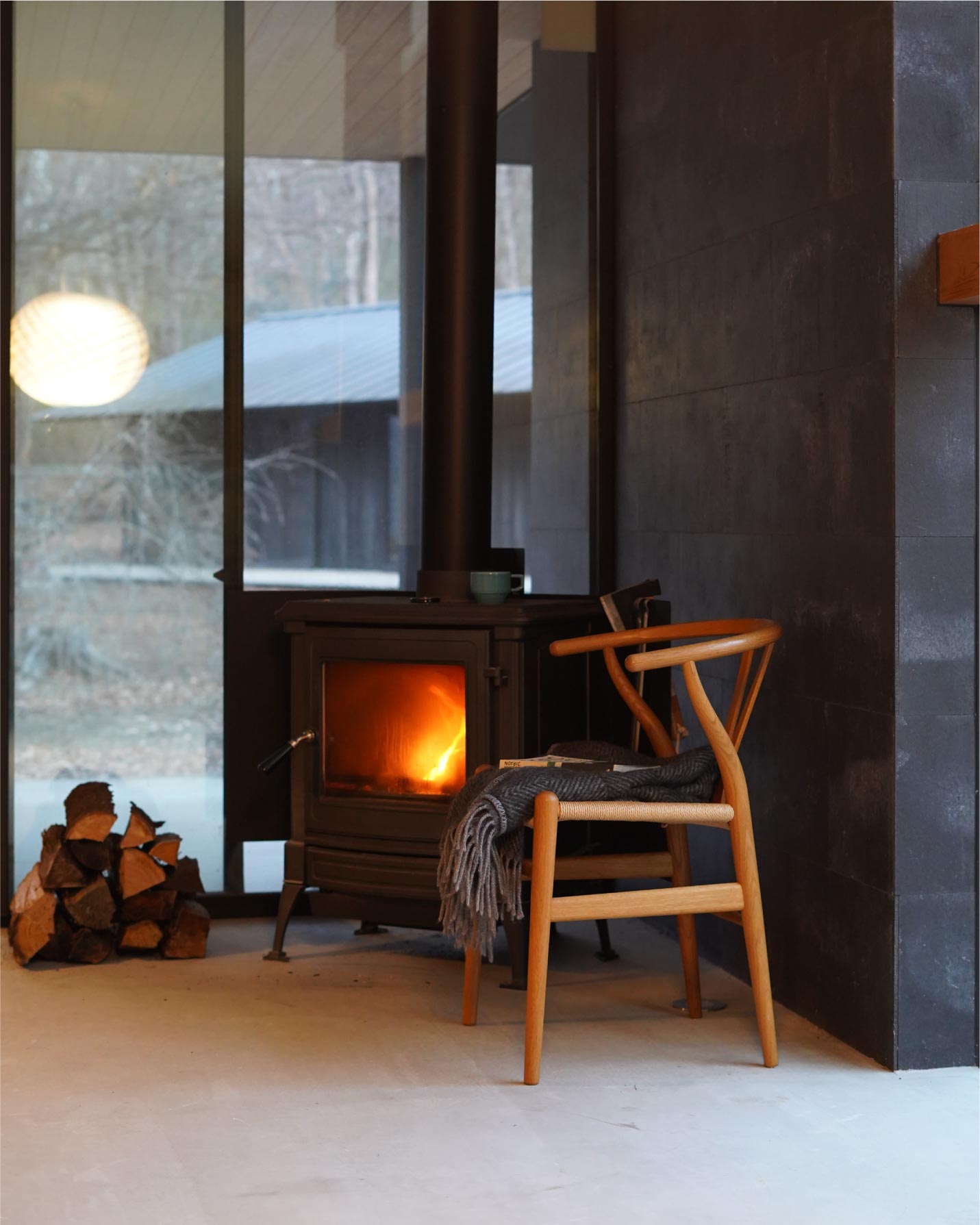 CARL HANSEN & SON （カール・ハンセン＆サン）CH24(Yチェア）と暖炉のある景色