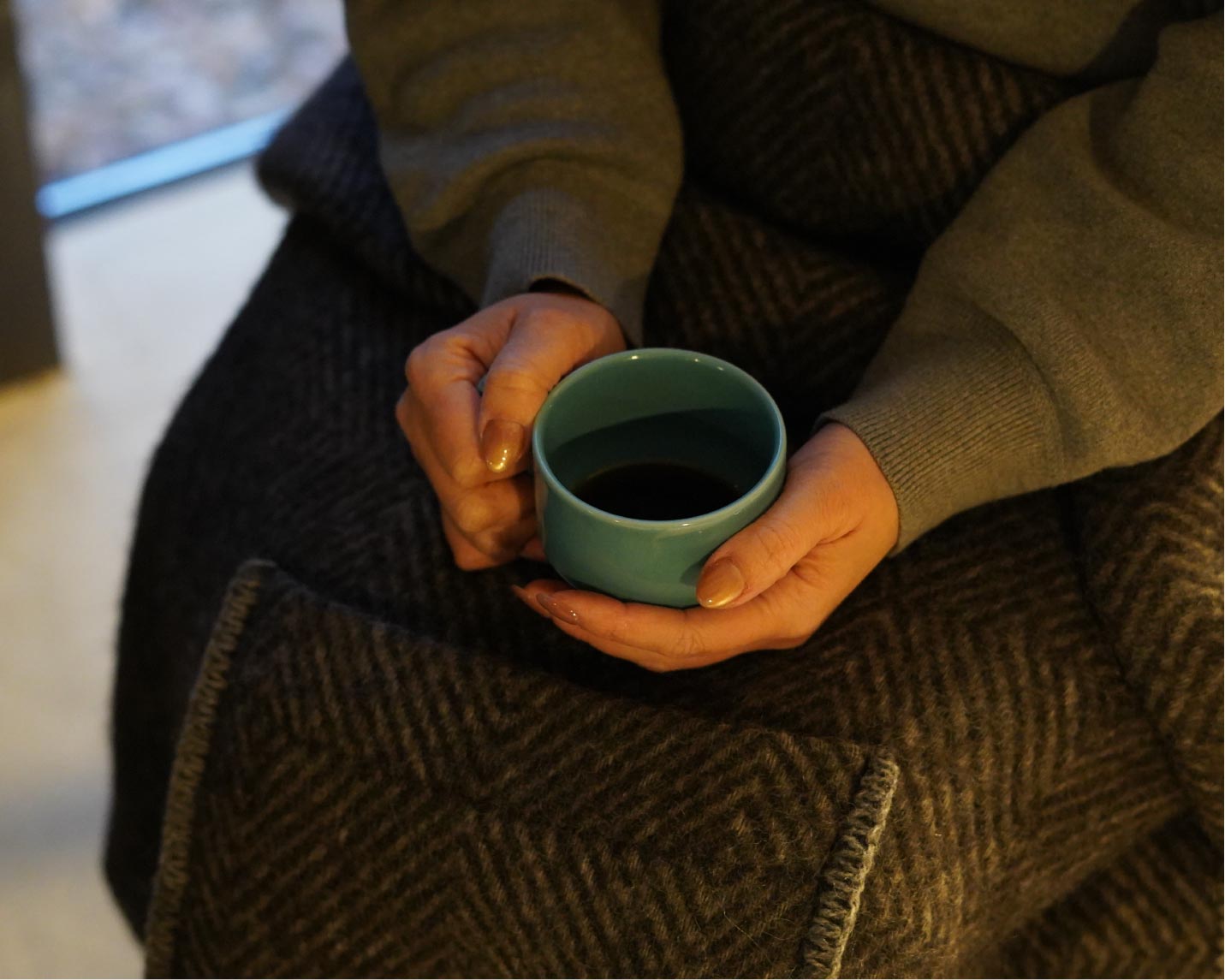 CH24(Yチェア）に座ってあたたかなコーヒータイム