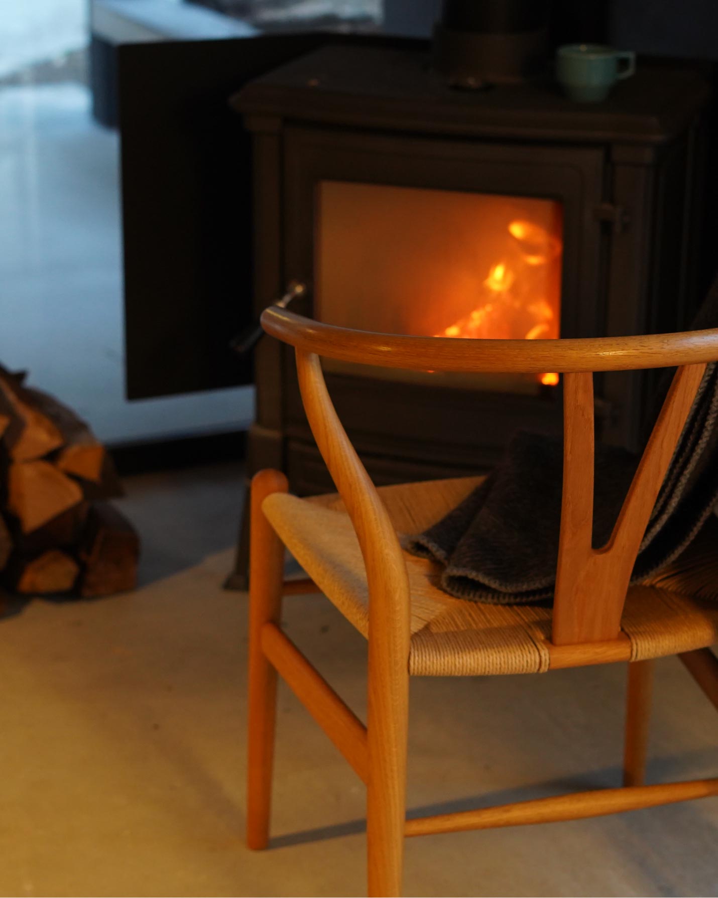 CARL HANSEN & SON （カール・ハンセン＆サン）CH24(Yチェア）と暖炉のある景色