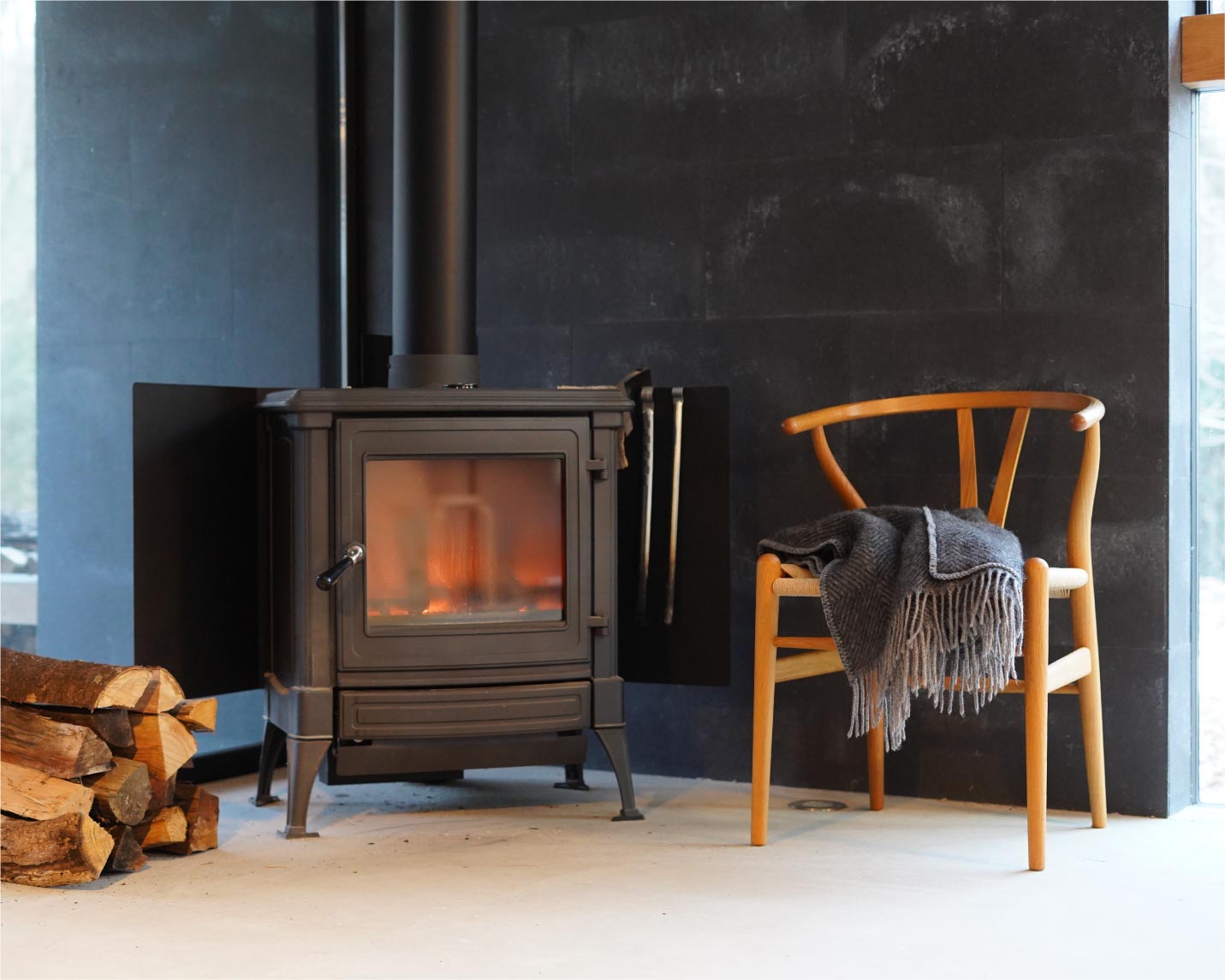 CARL HANSEN & SON （カール・ハンセン＆サン）CH24(Yチェア）と暖炉のあるリビング