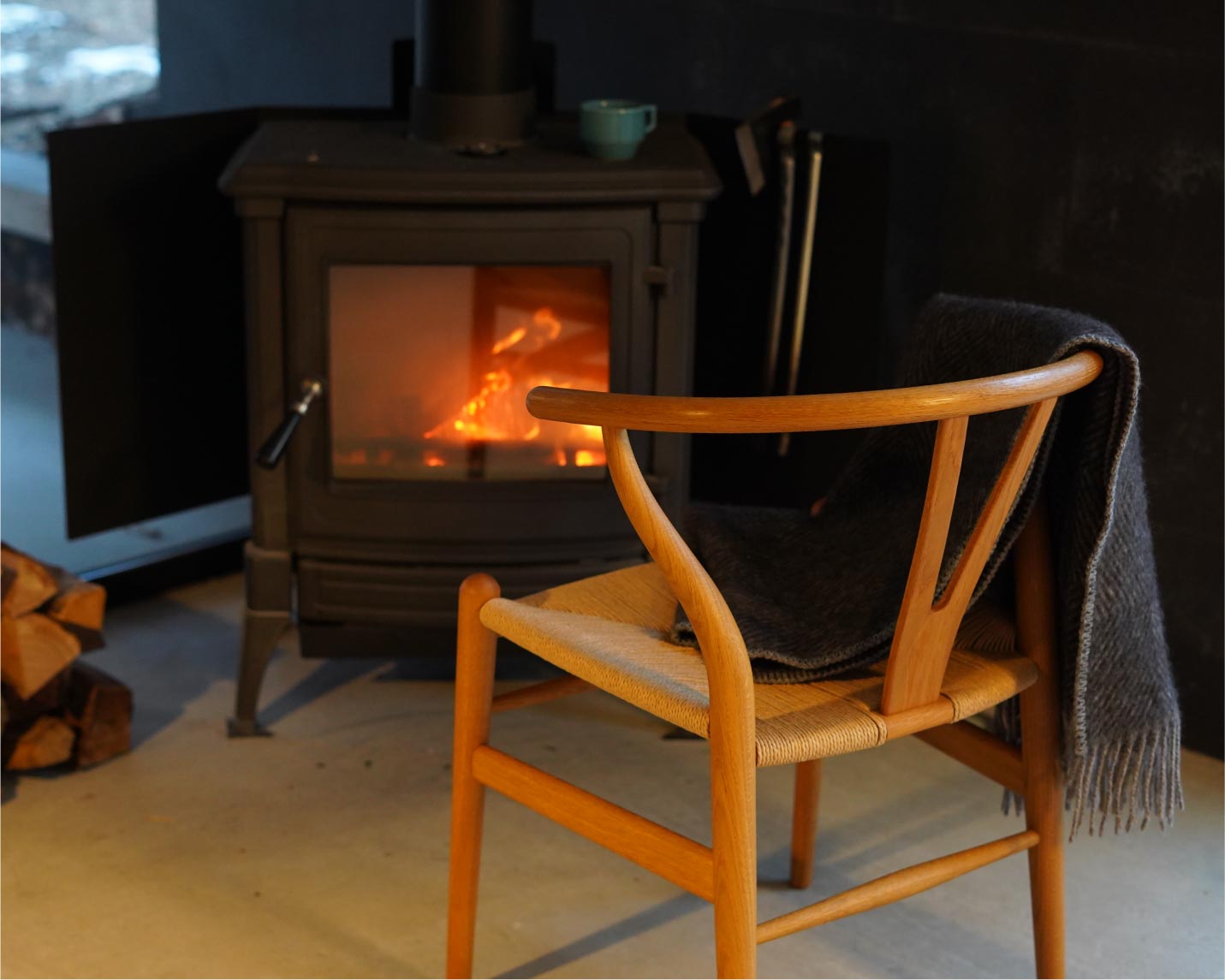 CARL HANSEN & SON （カール・ハンセン＆サン）CH24(Yチェア）と暖炉のあるリビング