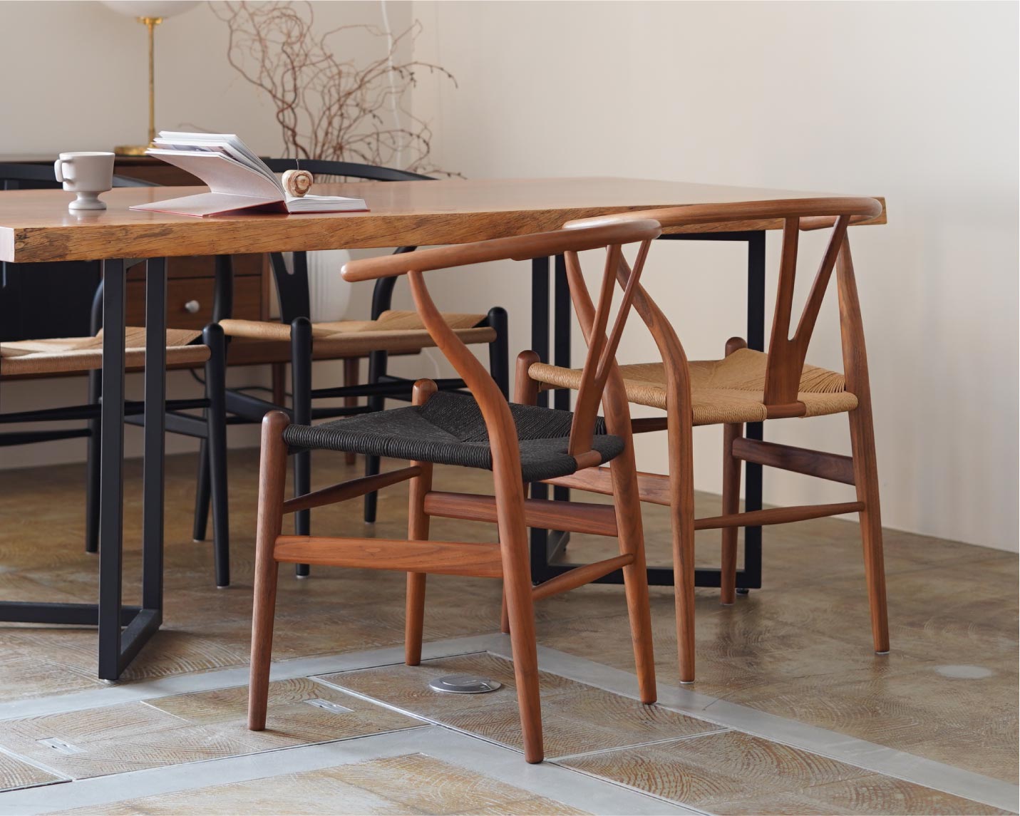カール・ハンセン＆サン（CARL HANSEN & SON）CH24(Yチェア）ウォールナットのあるダイニング