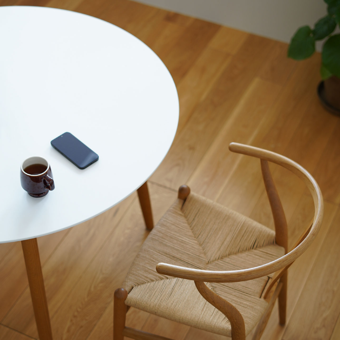 YチェアオークとBA103 ラウンドテーブル