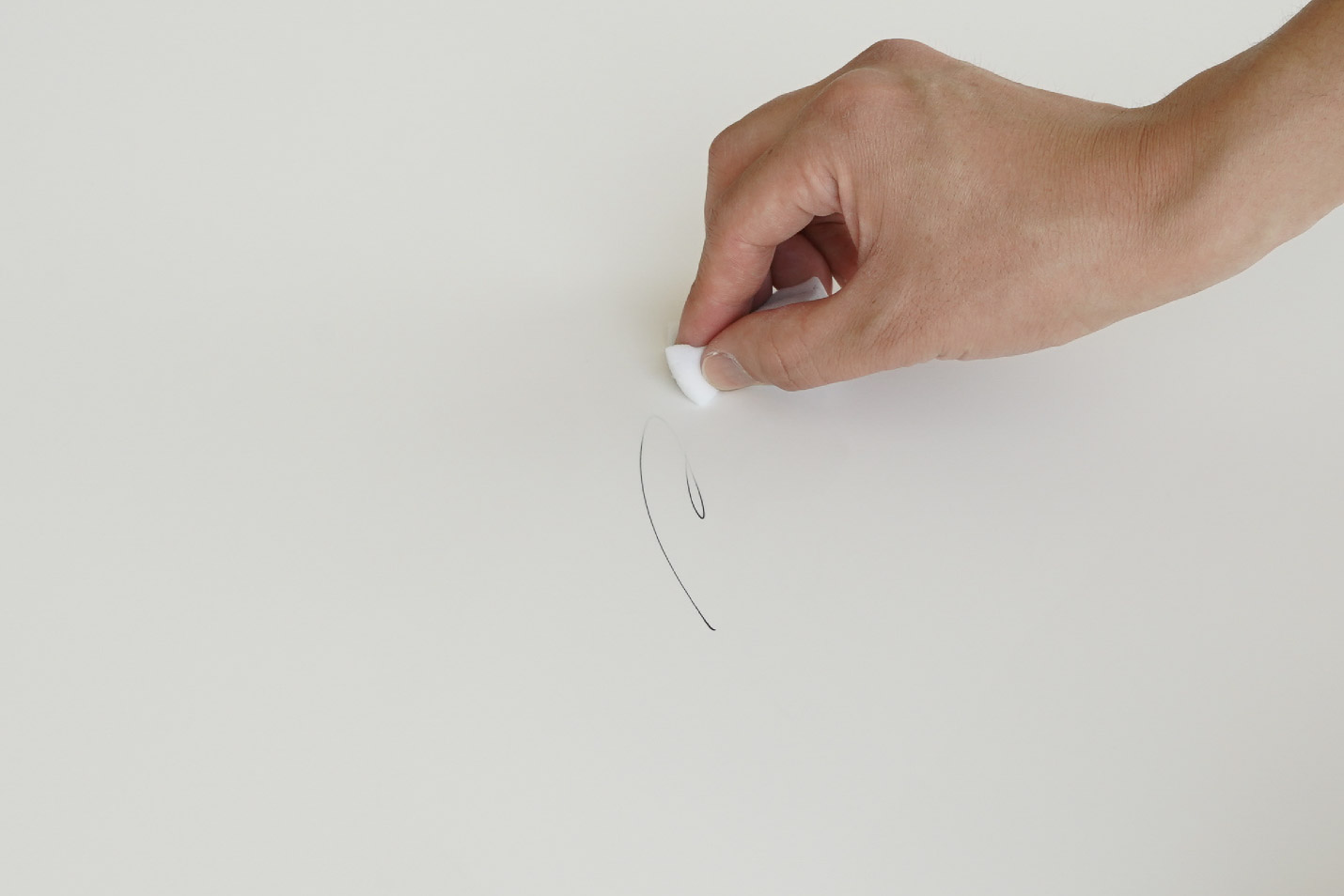 油性マジックもメラミンスポンジで消せます