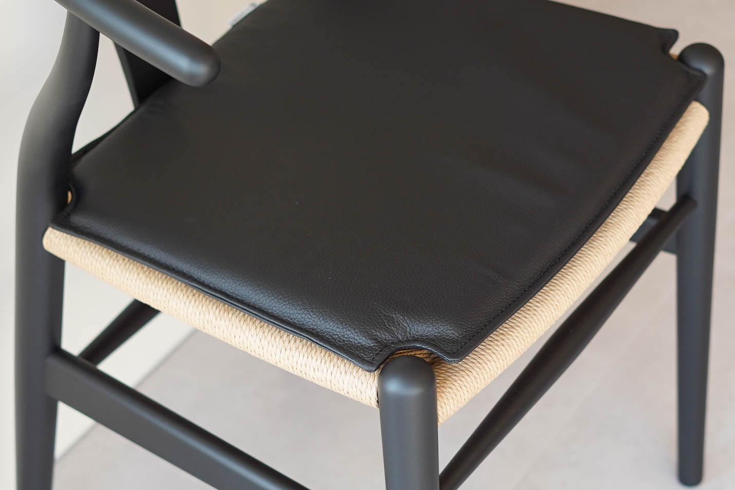 CARL HANSEN & SON（カールハンセン＆サン） CH24（Yチェア）専用本革シートクッション ブラック1