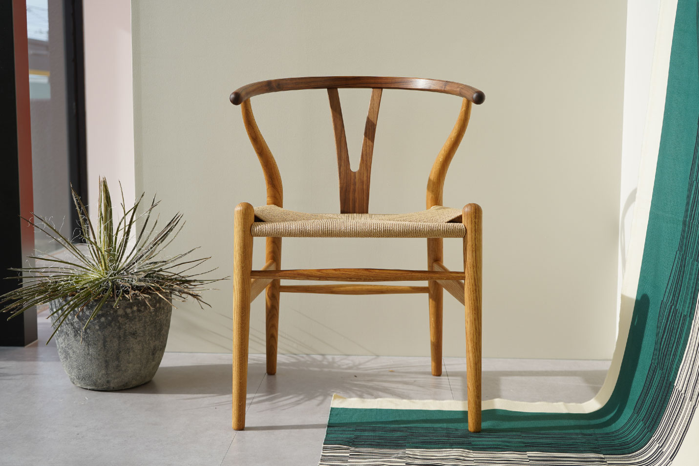 2トーンが特徴的なYチェアです