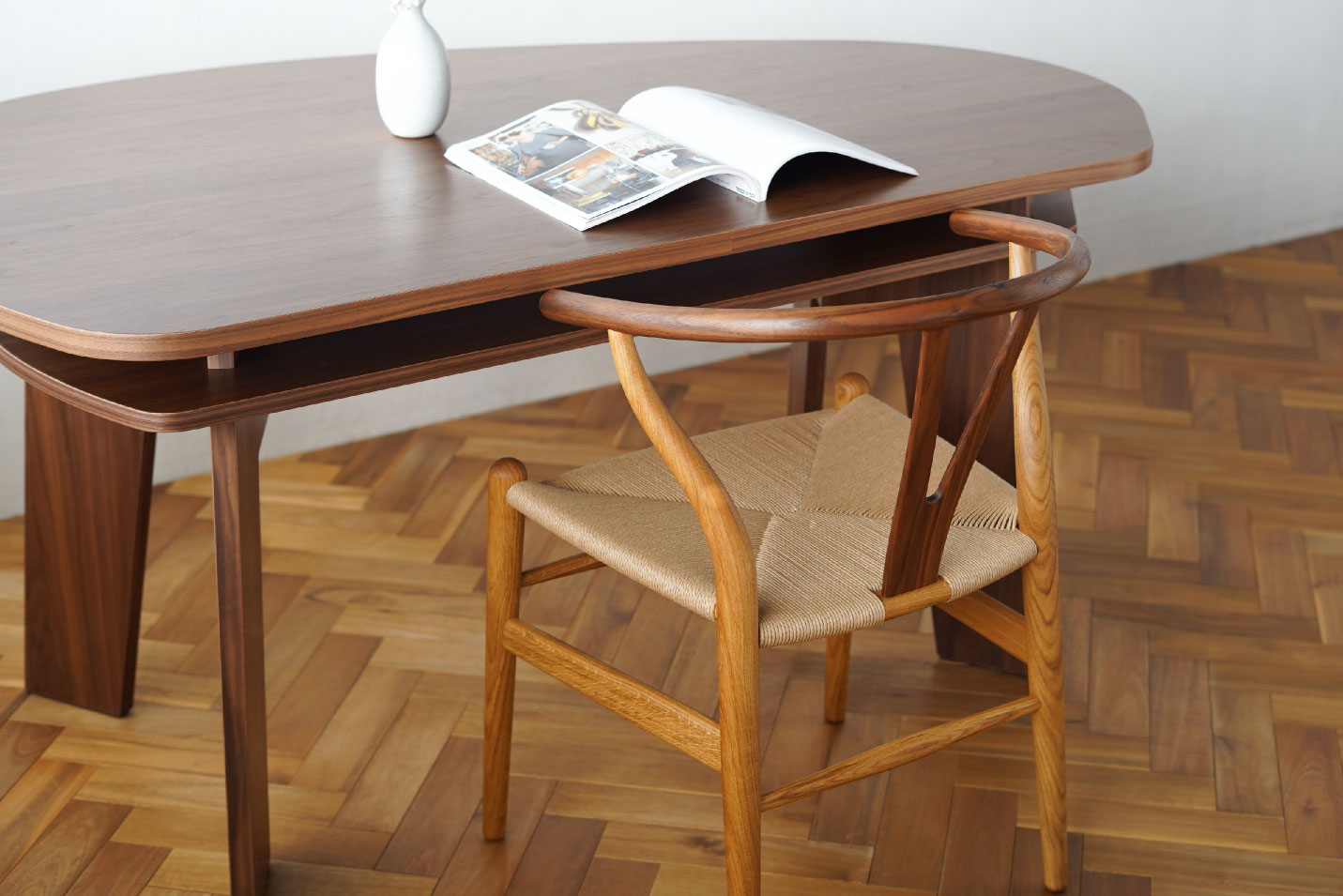 Yチェア CH24 オーク & ウォールナット Mixはウォールナットカラーのダイニングテーブルとの相性抜群