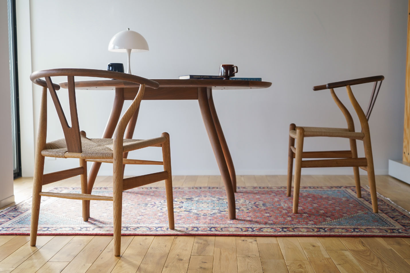 Yチェア CH24 オーク & ウォールナット Mixとマルニコレクション Tako