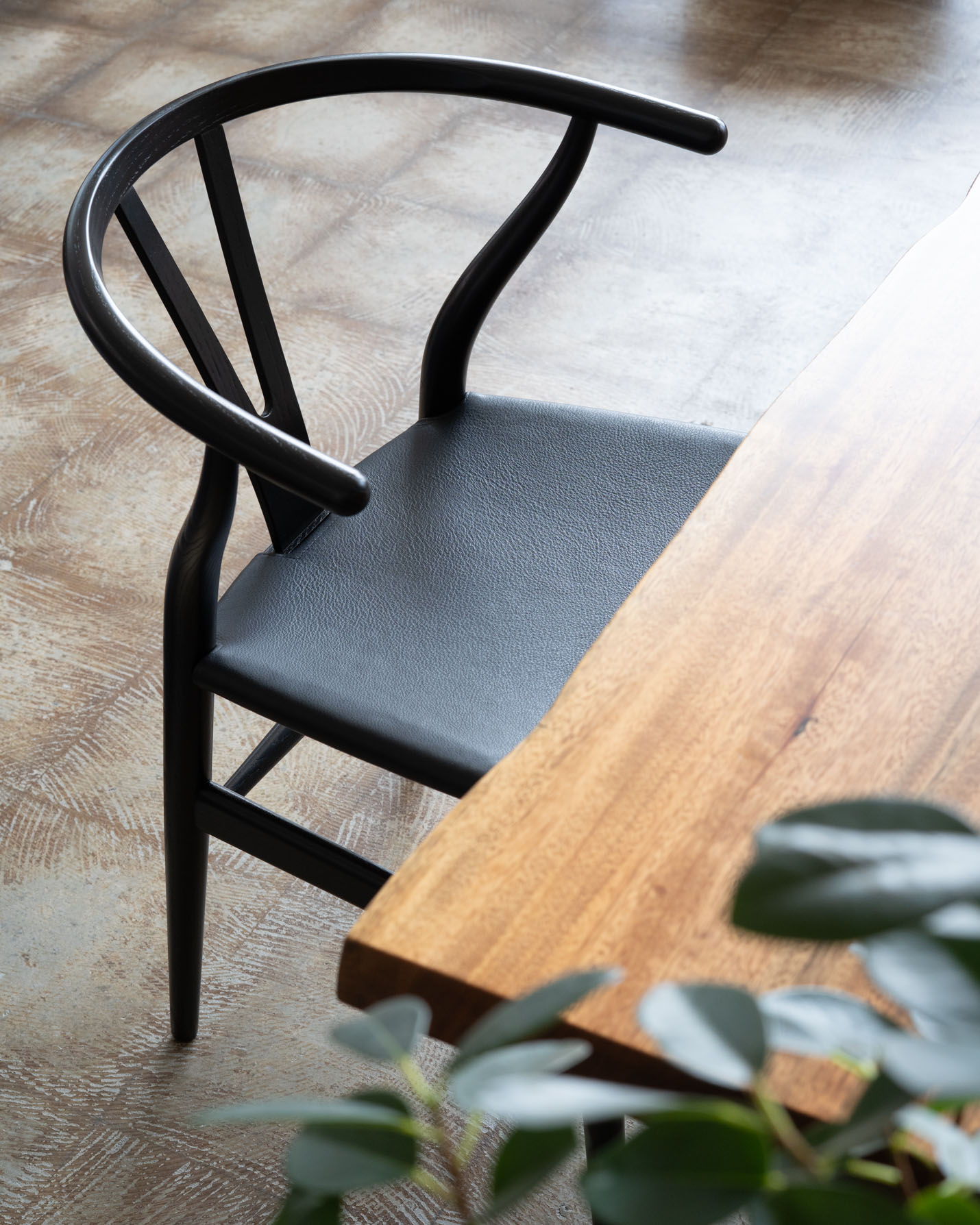 カール・ハンセン&サン(CARL HANSEN & SON)A REIMAGINED ICON-CH24P WISHBONE CHAIR Yチェアレザーシート
