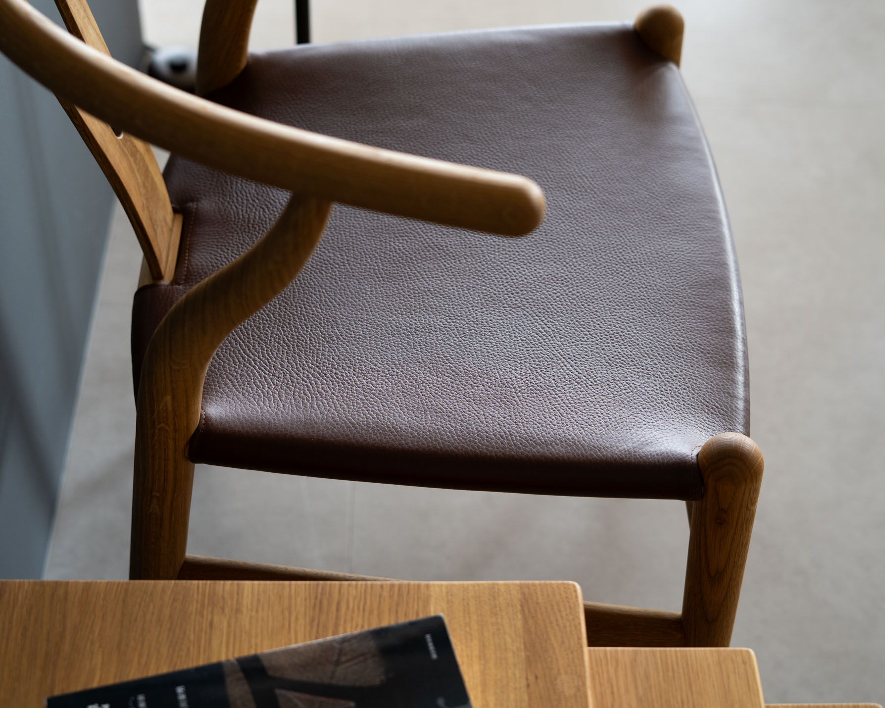 カール・ハンセン&サン(CARL HANSEN & SON)A REIMAGINED ICON-CH24P WISHBONE CHAIR Yチェアレザーシート