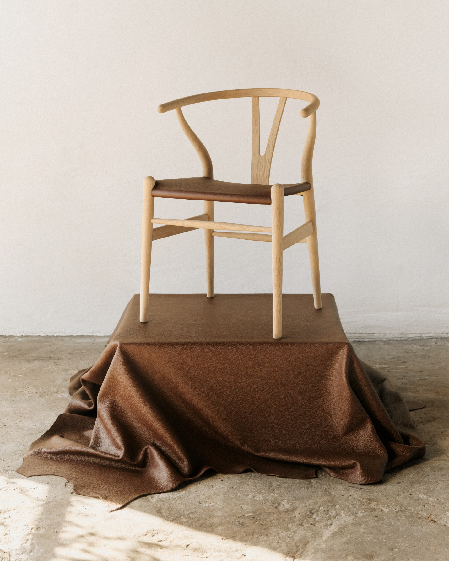 カール・ハンセン&サン(CARL HANSEN & SON)A REIMAGINED ICON-CH24P WISHBONE CHAIR Yチェアレザーシート