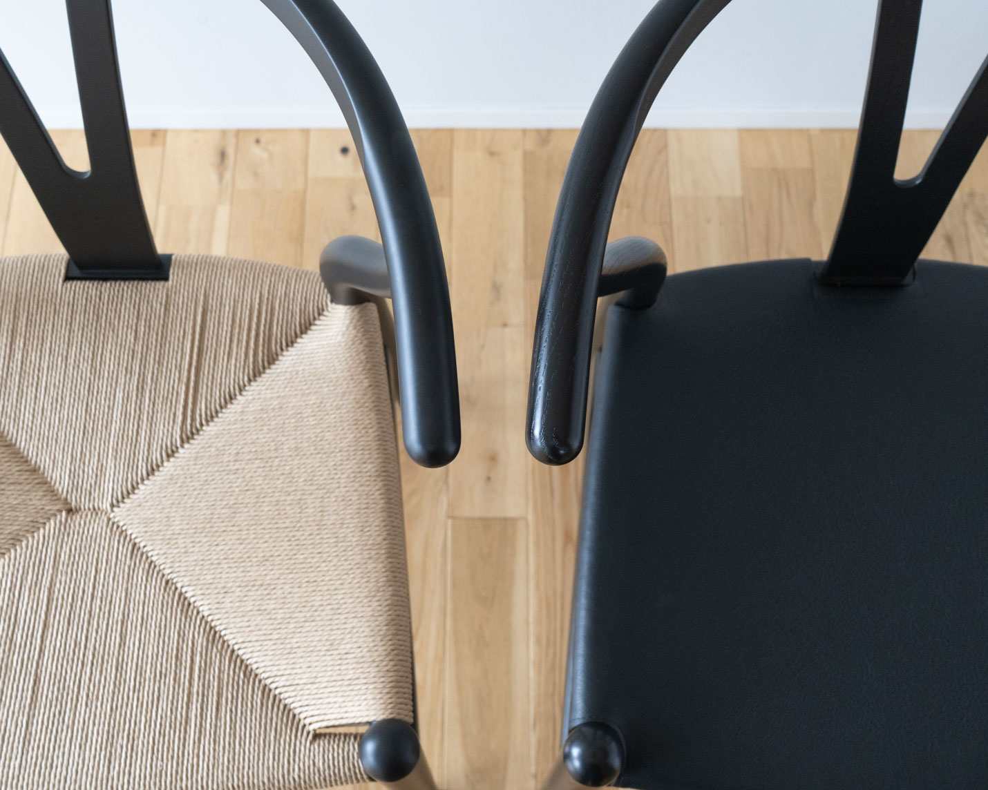 カール・ハンセン&サン(CARL HANSEN & SON) CH24P Yチェア(レザーシート:ブラック) オーク ブラック塗装とCH24 Yチェア ビーチ ソフトブラックの違い
