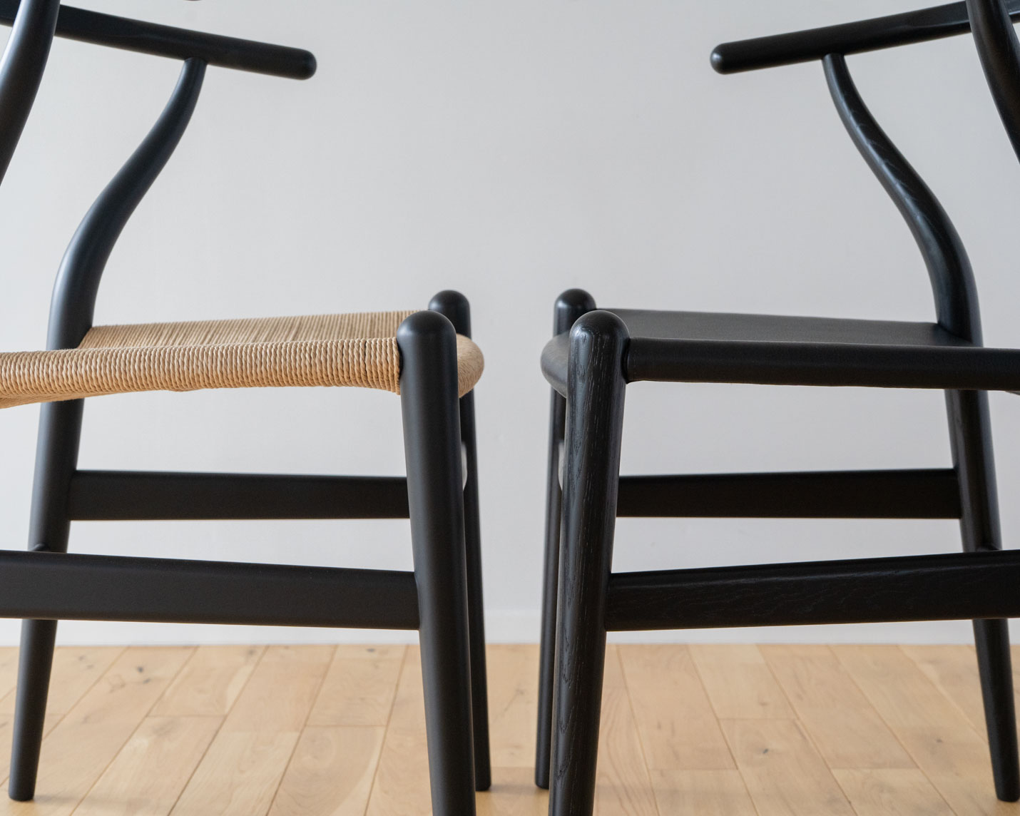 カール・ハンセン&サン(CARL HANSEN & SON) CH24P Yチェア(レザーシート:ブラック) オーク ブラック塗装とCH24 Yチェア ビーチ ソフトブラックの違い