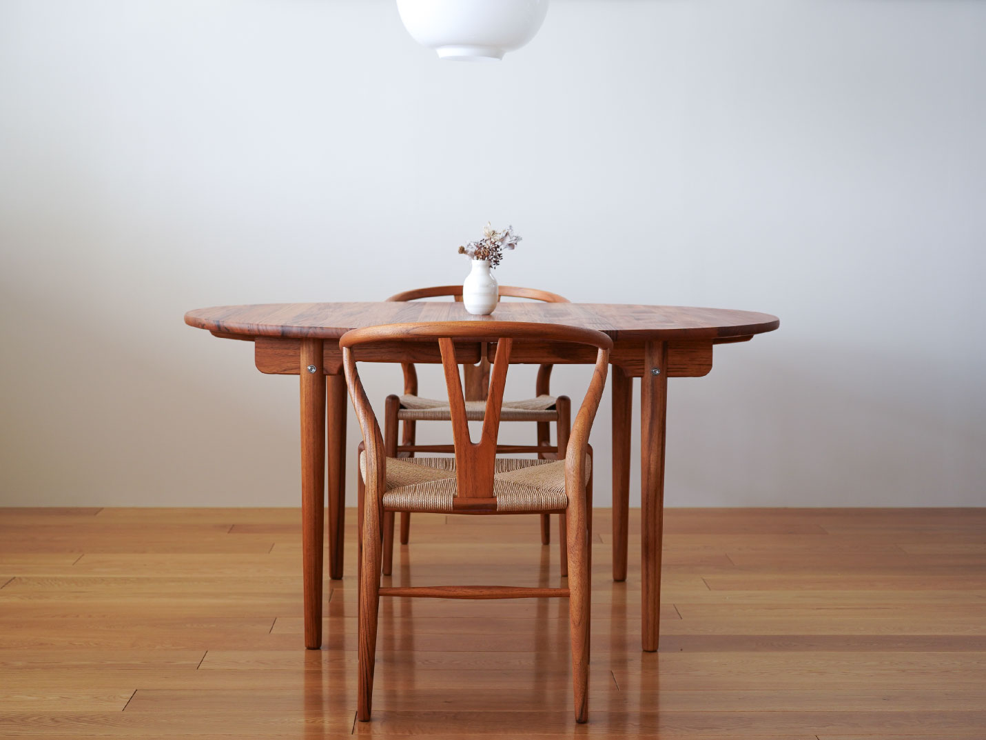 CARL HANSEN & SON （カールハンセン＆サン） CH337 ダイニングテーブル 通常は2〜4脚程度