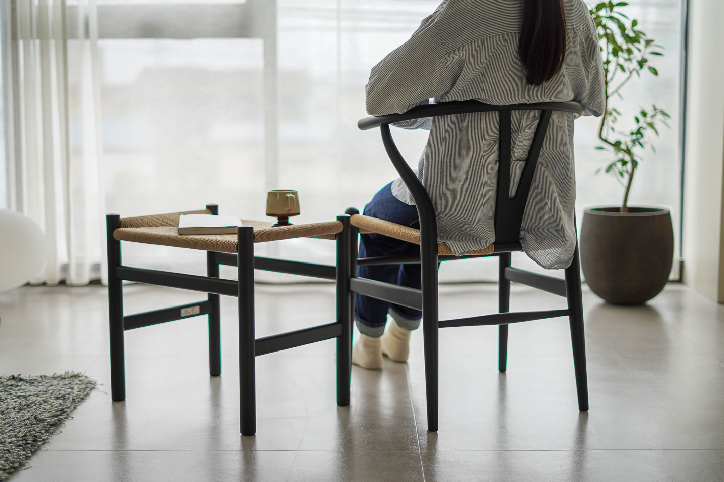 カール・ハンセン&サン(CARL HANSEN & SON) CH53 フットスツール ビーチ ソフトブラック CH24 / Yチェア45cmとの組み合わせ