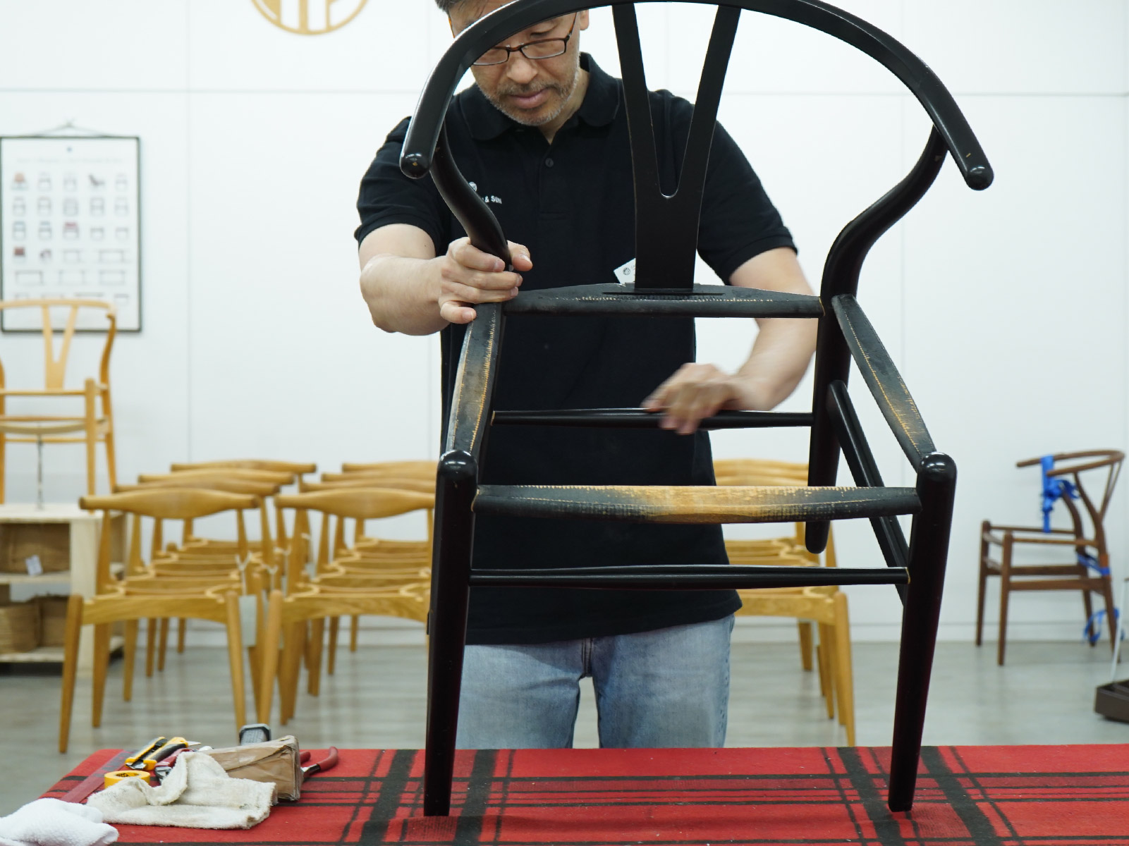 CH24 Yチェアのフレームに歪みがないかを確認