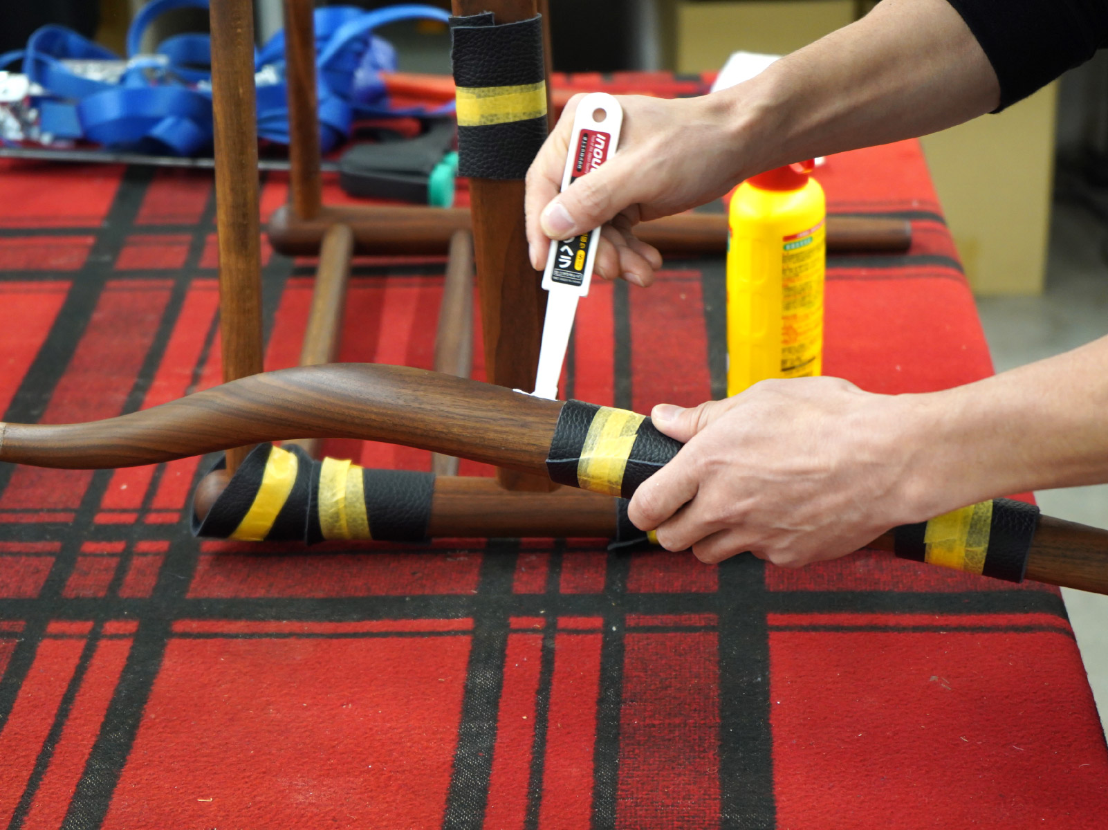 Yチェアのフレーム接合部に接着剤が盛られていきます