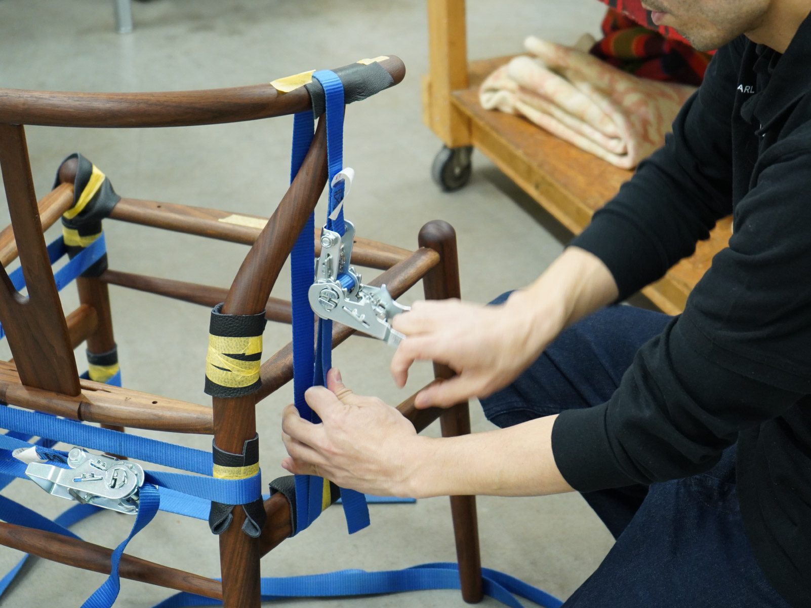 組み付けが終わればバンドで固定していきます