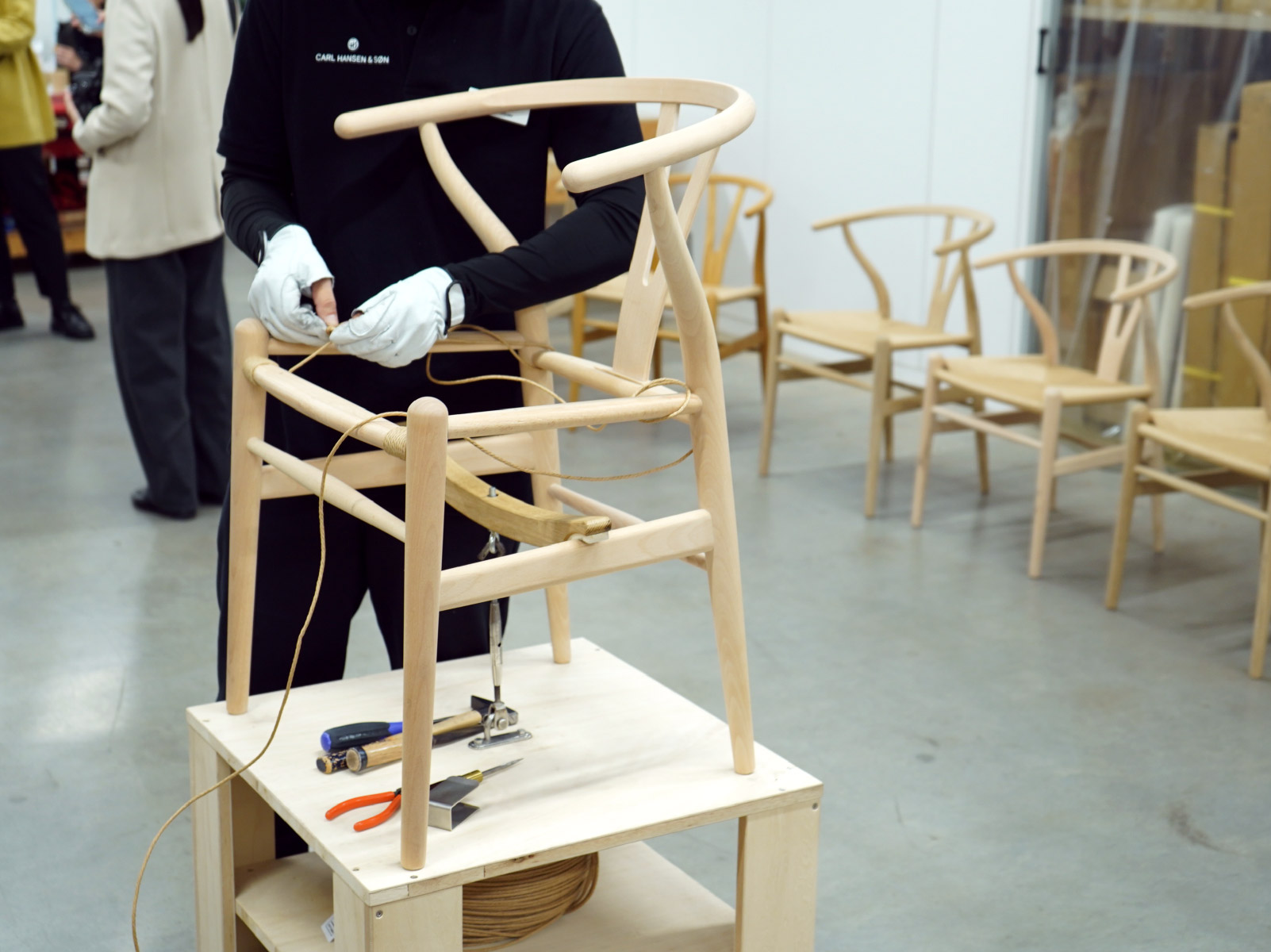 Yチェアにペーパーコードが張られていきます