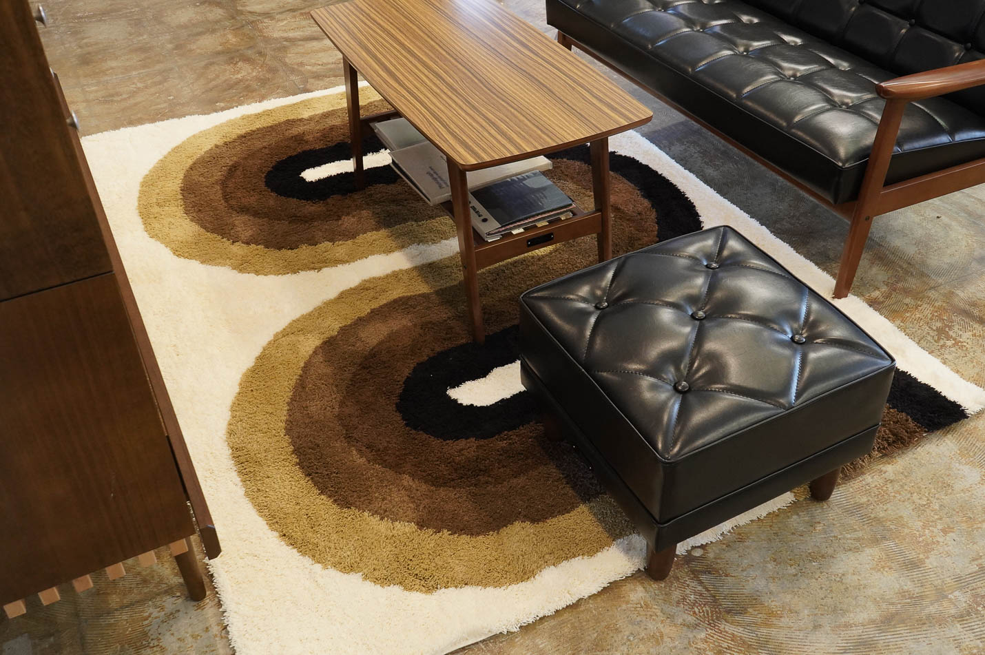 vanillaオリジナルラグWave L ブラウンとテーブルを合わせた時