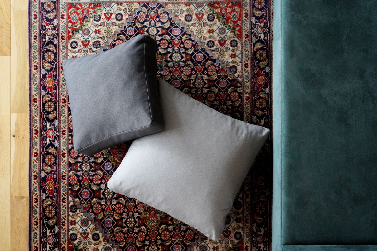 ヴィンテージラグと床座でサンドイッチクッション