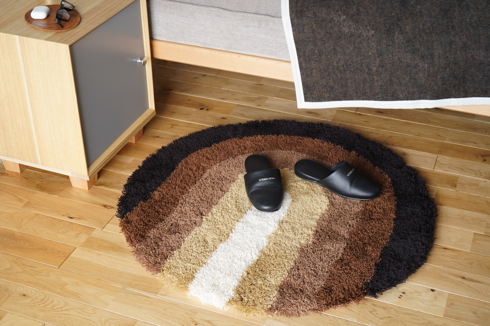 ベッドの足元に