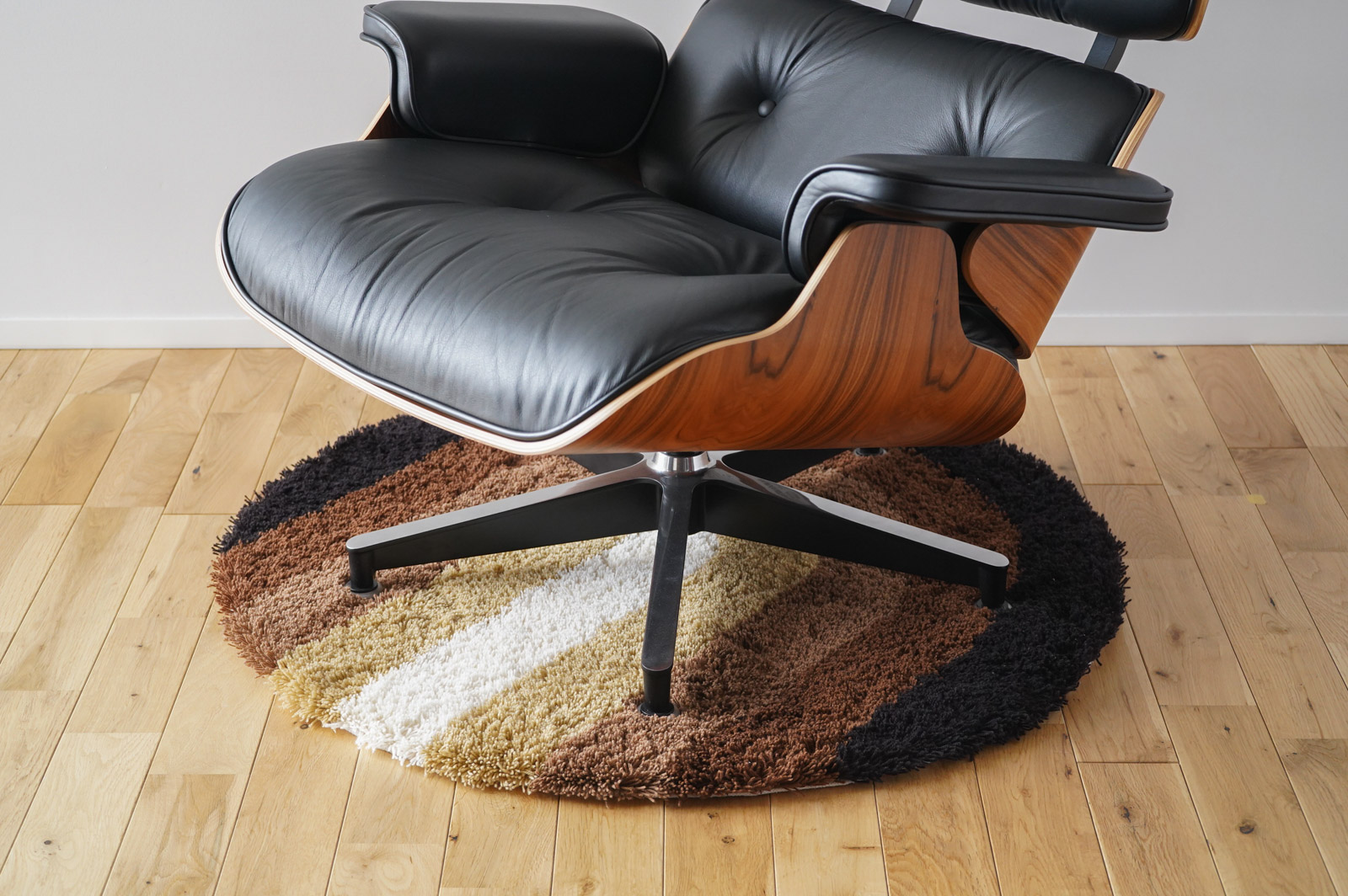 イームズラウンジチェアの足元に