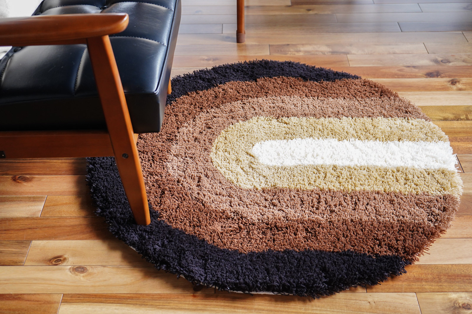 カリモク60Kチェア1シーターの足元に