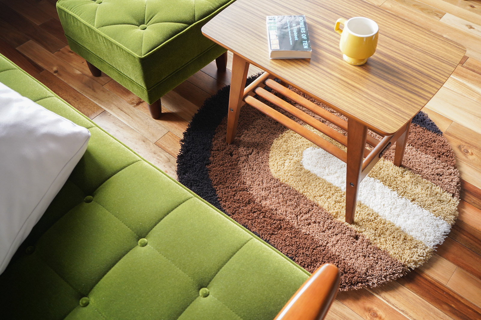 カリモク60Kチェア2シーターとオットマンの足元に