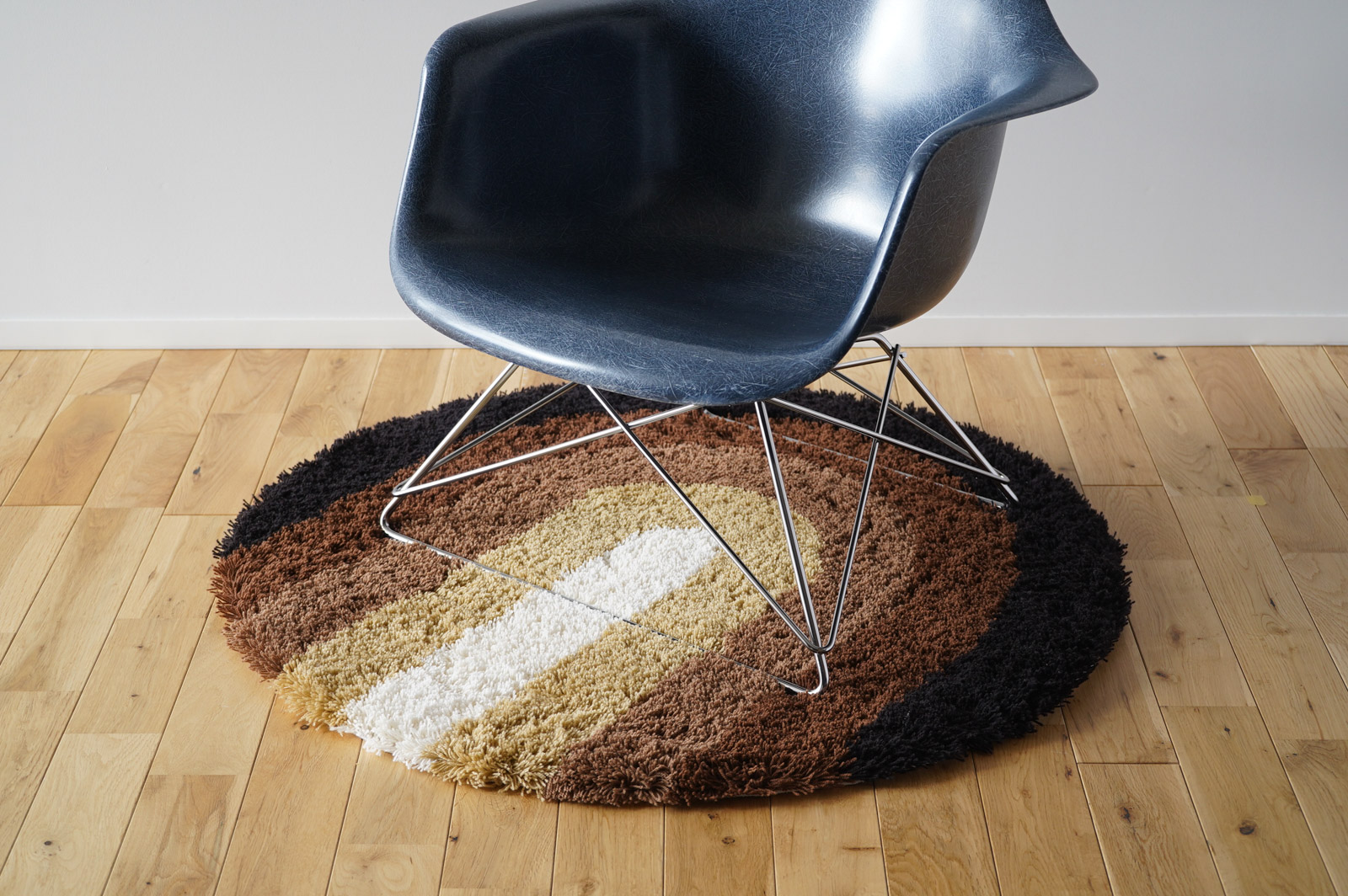 イームズLARの足元に