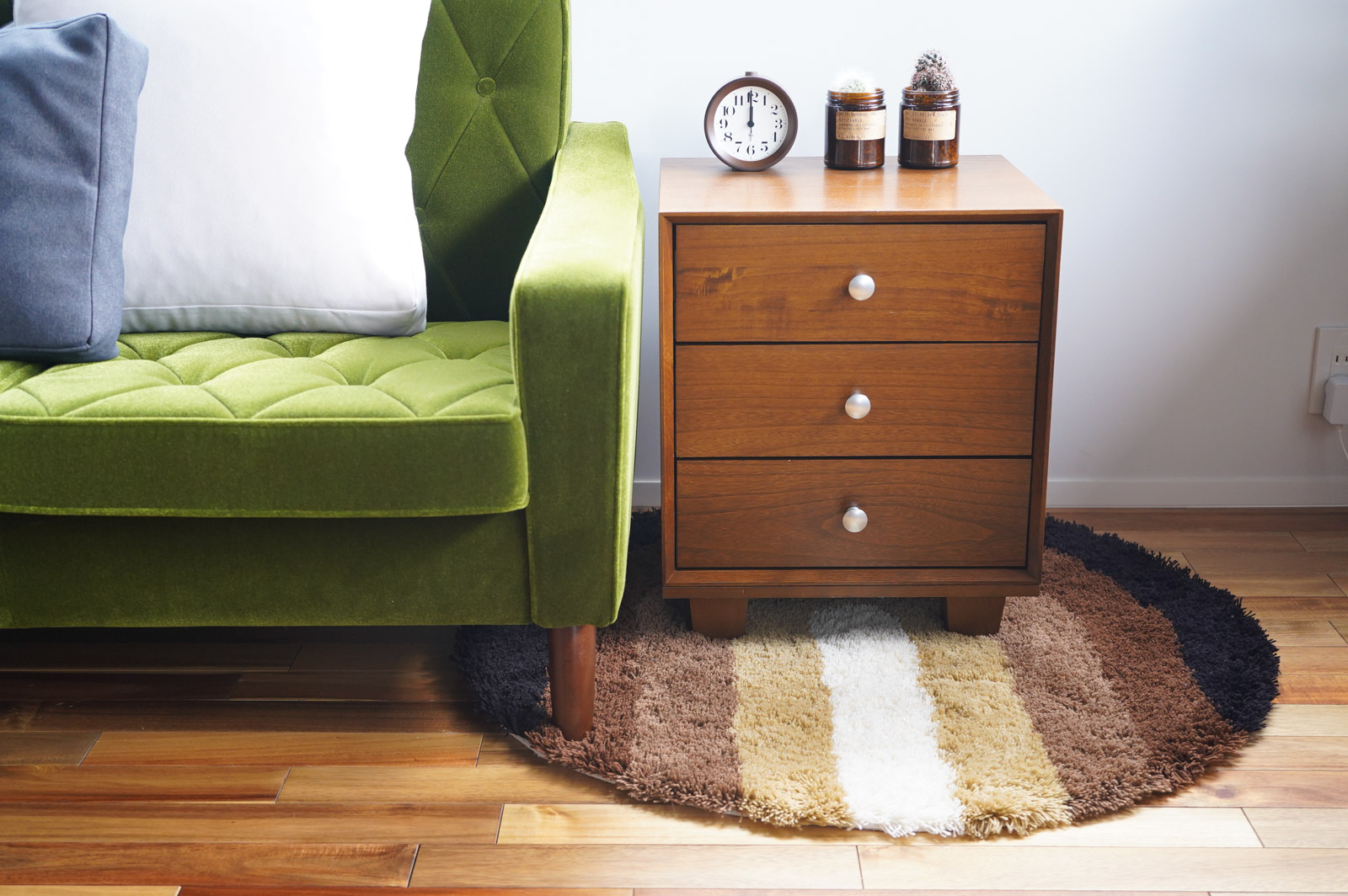 カリモク60ロビーチェアとサイドテーブルの下に