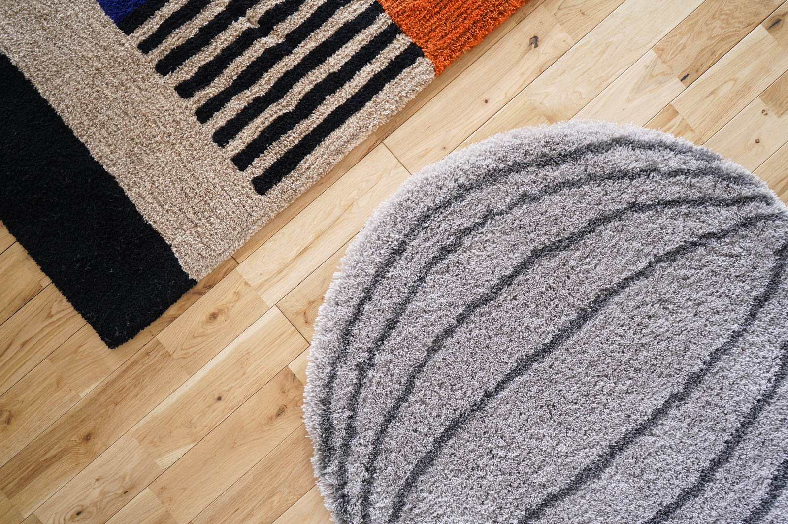 四角いラグと丸いラグ