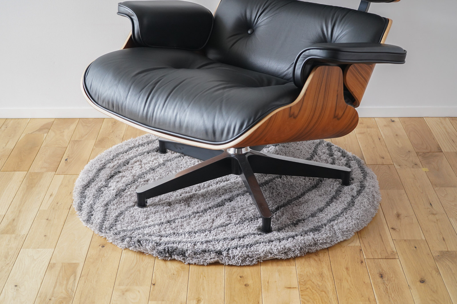 イームズラウンジチェアの足元に