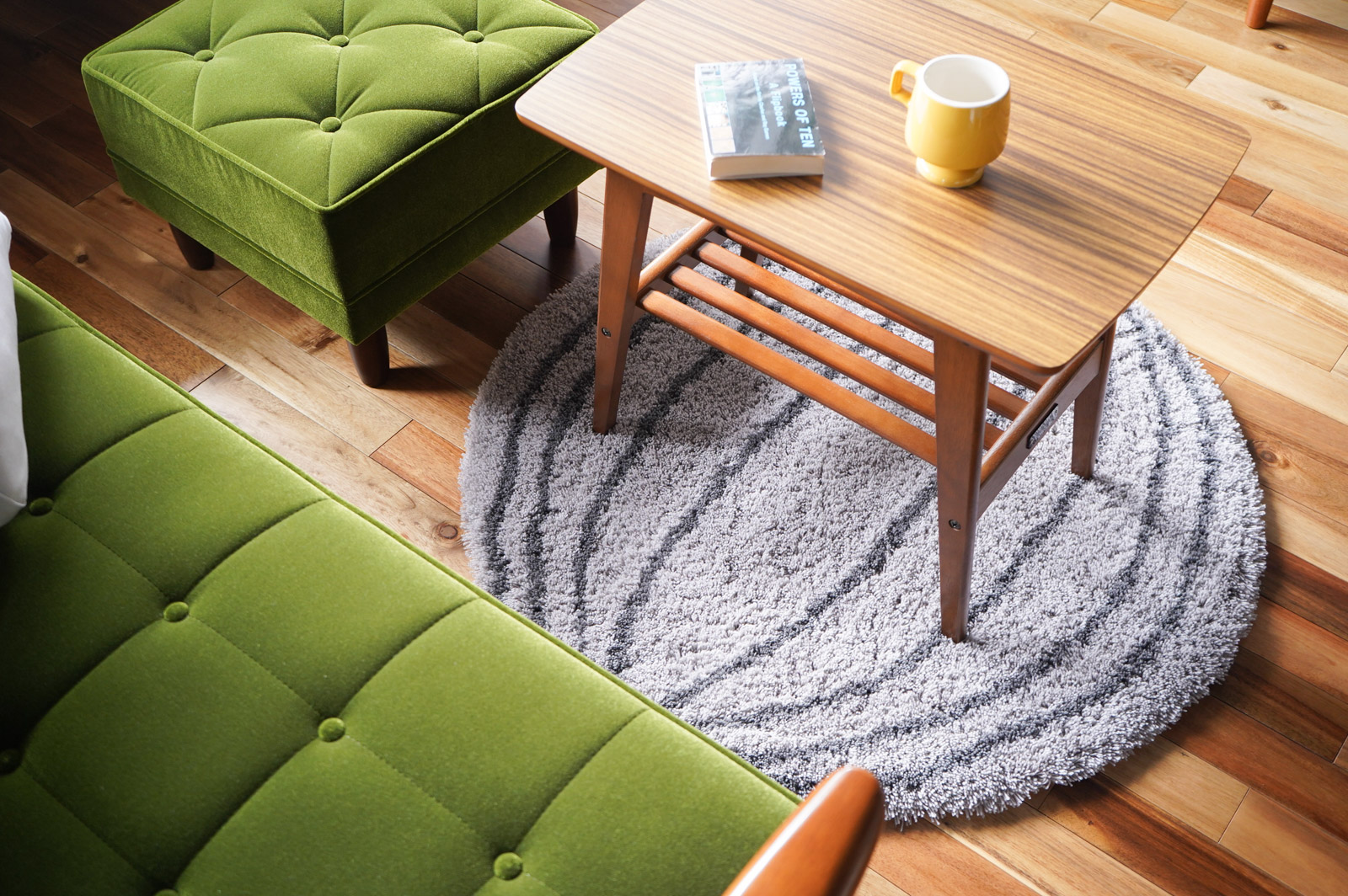 カリモク2シーターとオットマンの足元に