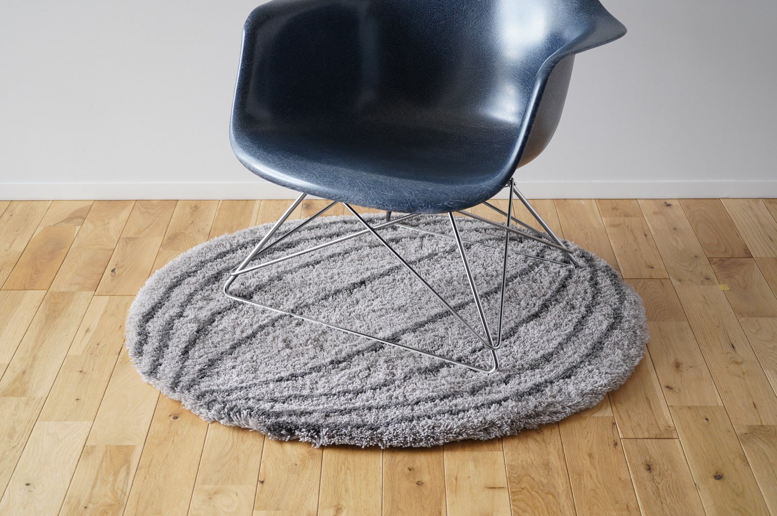 イームズLARの足元に