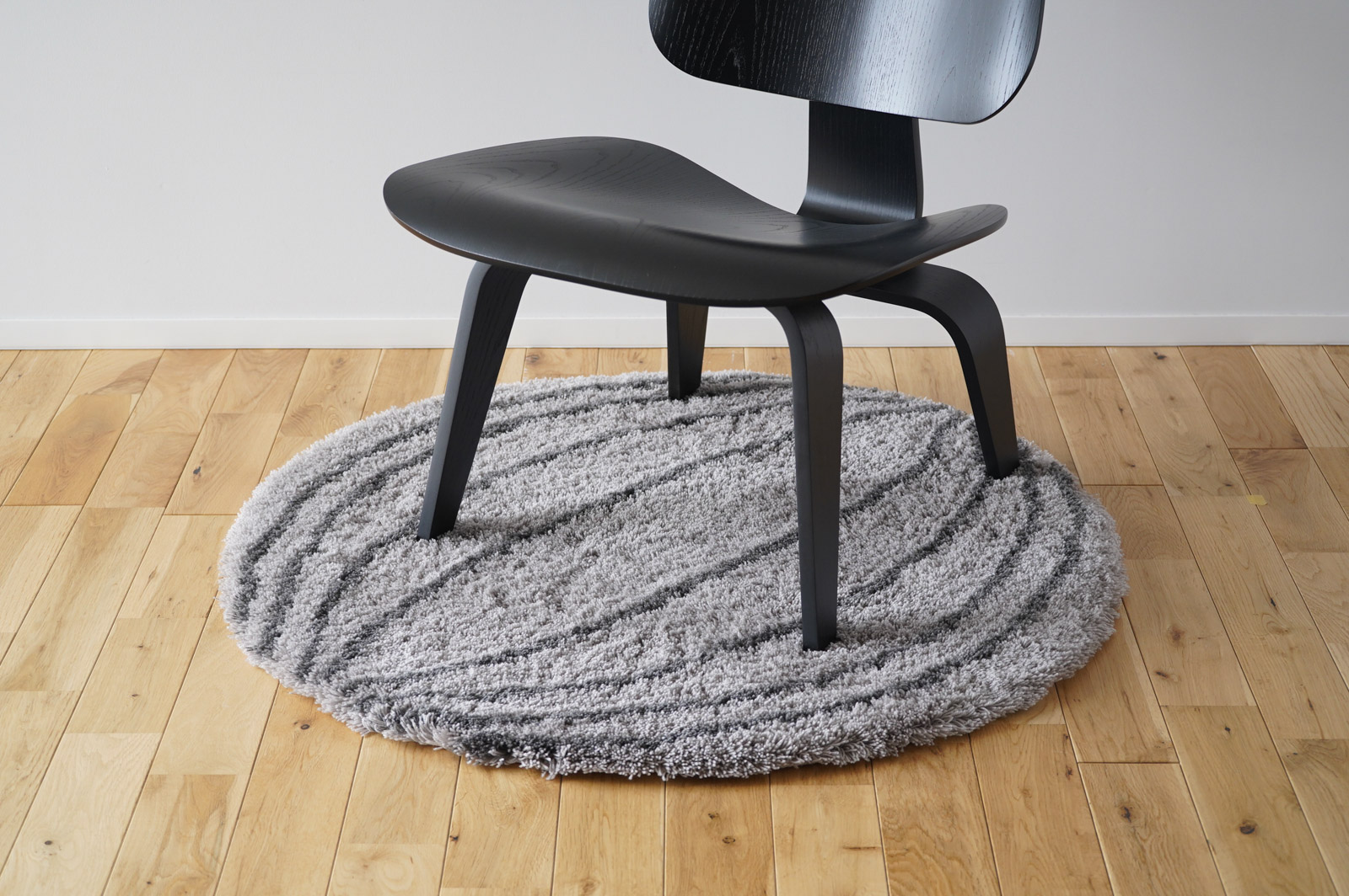 イームズLCWの足元に