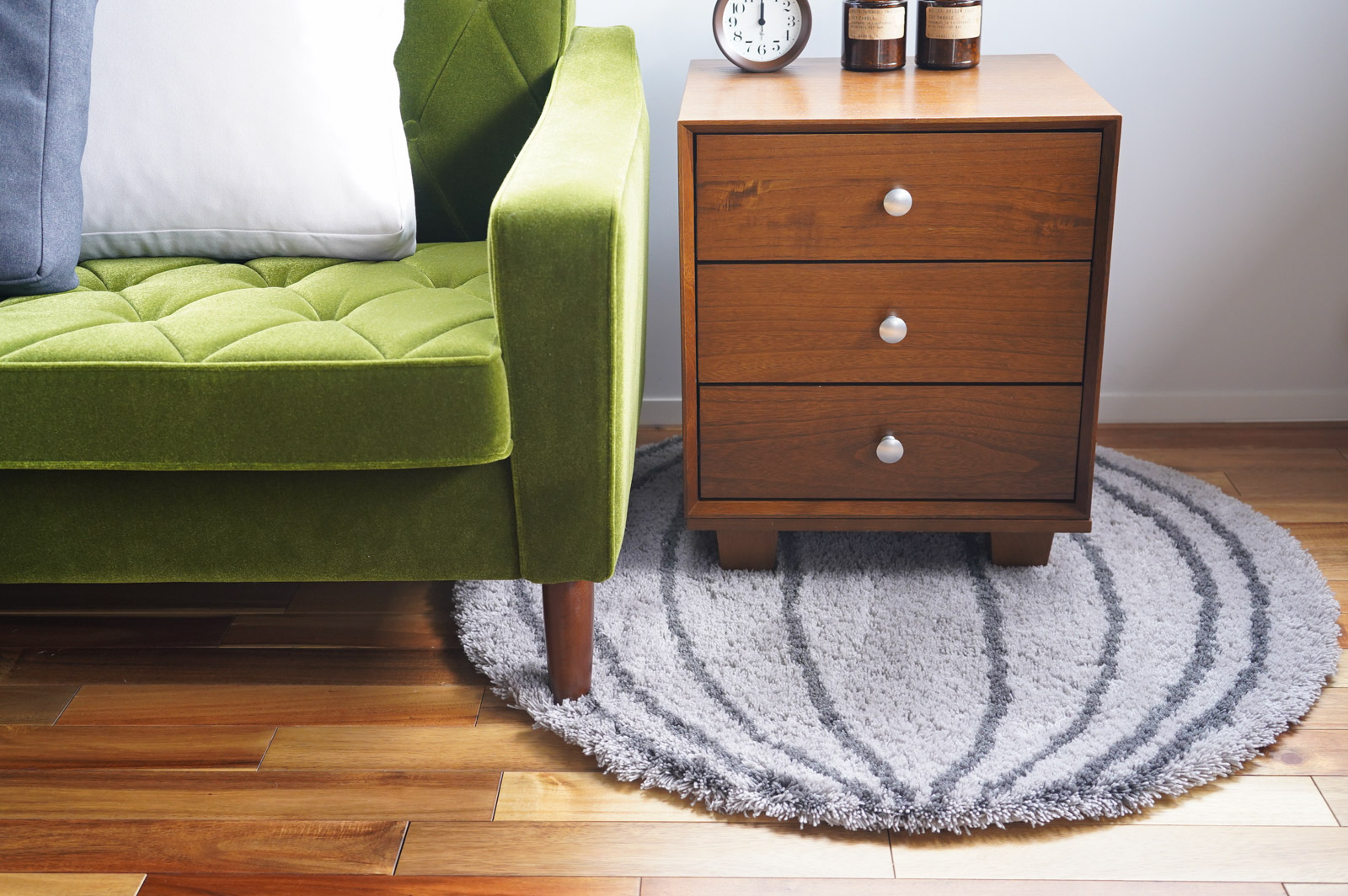 カリモク60ロビーチェアとサイドテーブルの下に