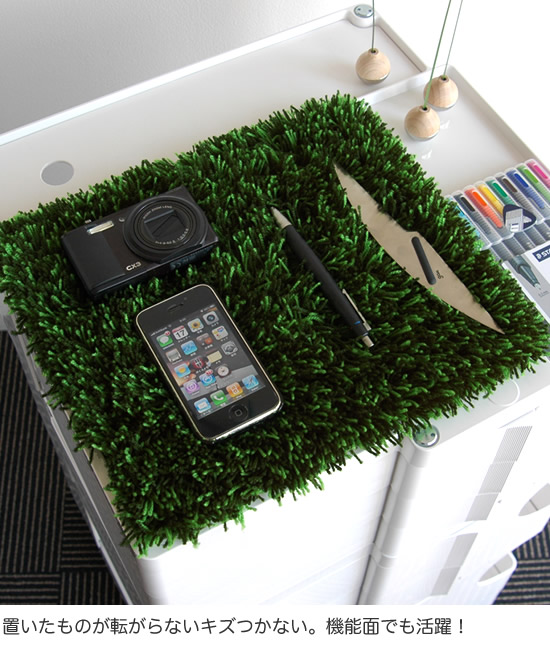 ボビーワゴンの天板に小物を置く