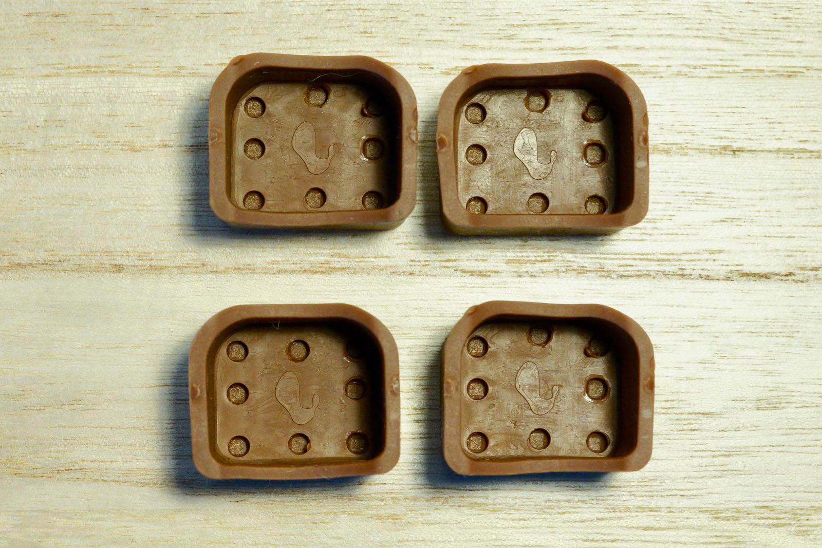 内側のエンボスで前後を判別