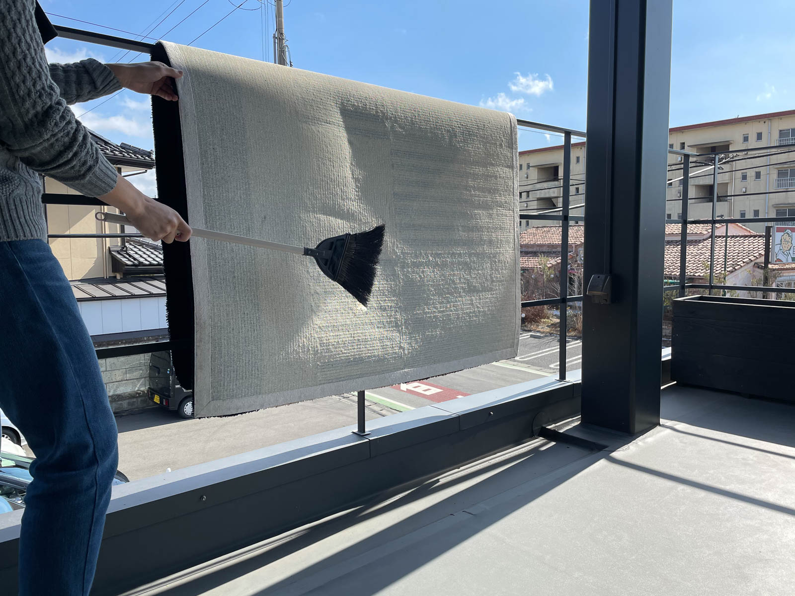 叩いて奥に入ったゴミを落とす