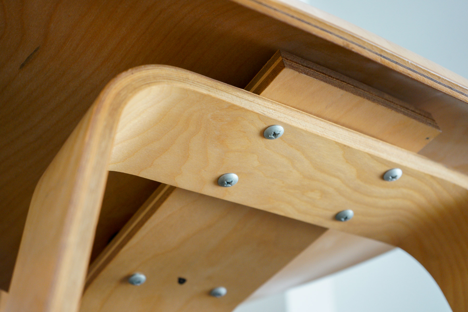 イームズLCWの座面裏