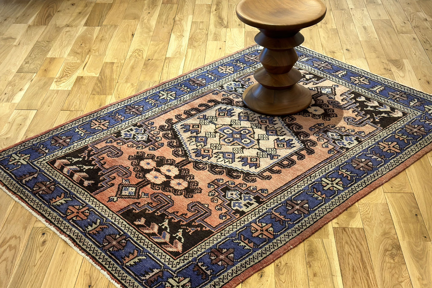 イームズウォールナットスツールとヴィンテージラグ