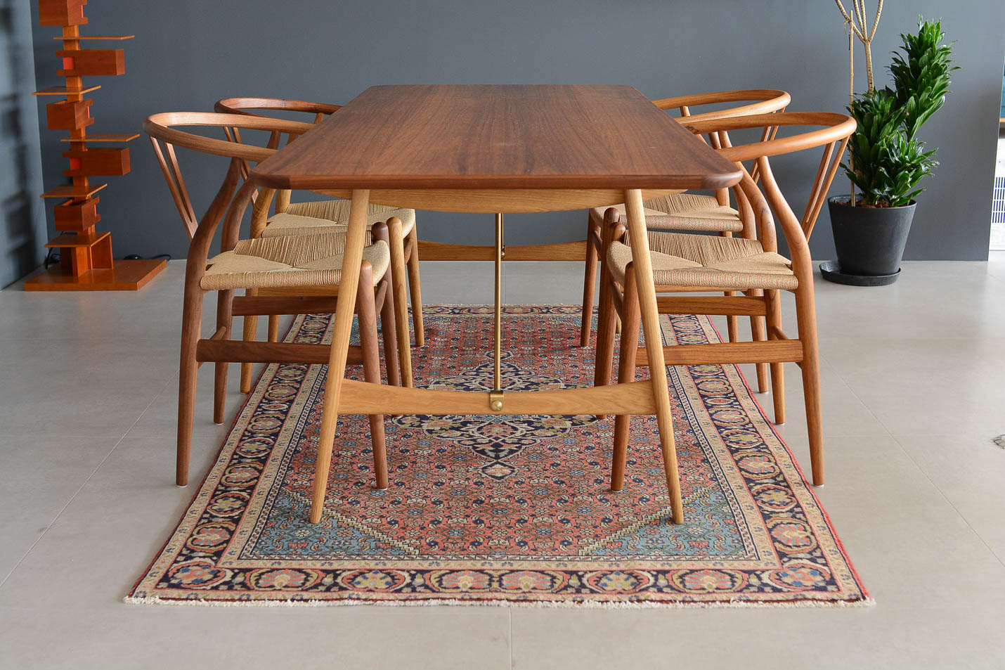 ヴィンテージラグとダイニングセット