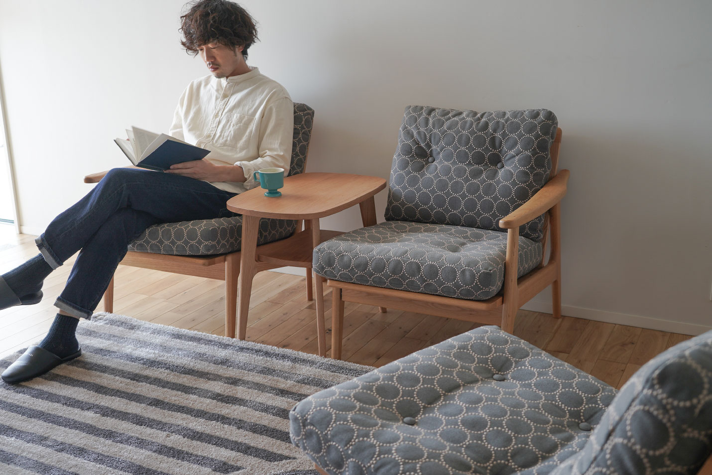 マルニ60 サイドテーブルをあいだに挟んでも