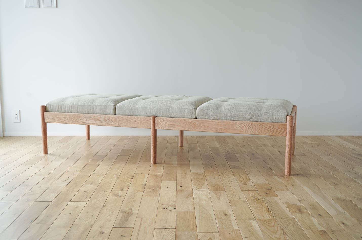 マルニ60+ オークフレームベンチソファ シートバリアイボリー