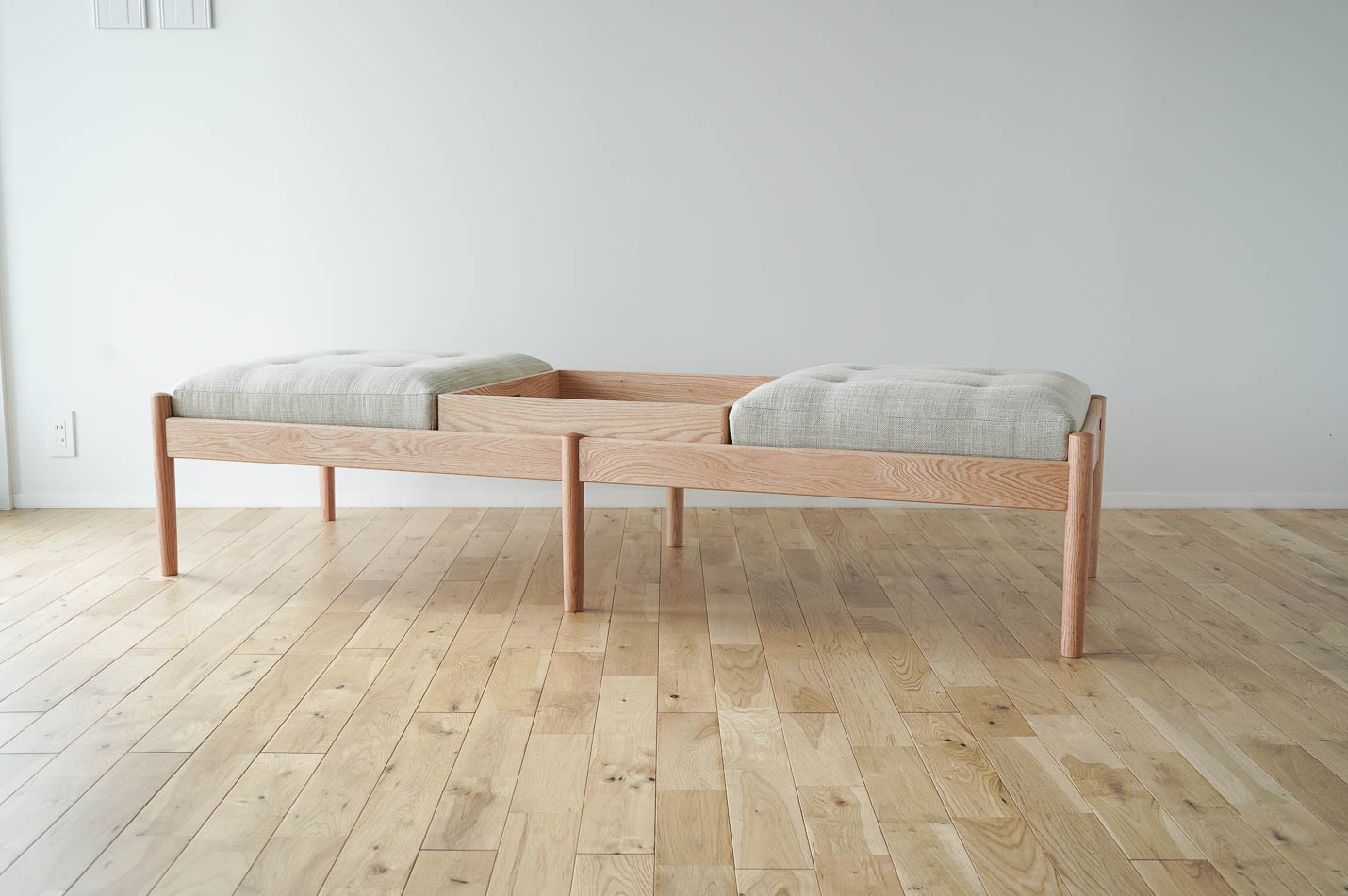 マルニ60+ オークフレームベンチソファ シートバリアイボリー&スクエアトレイ